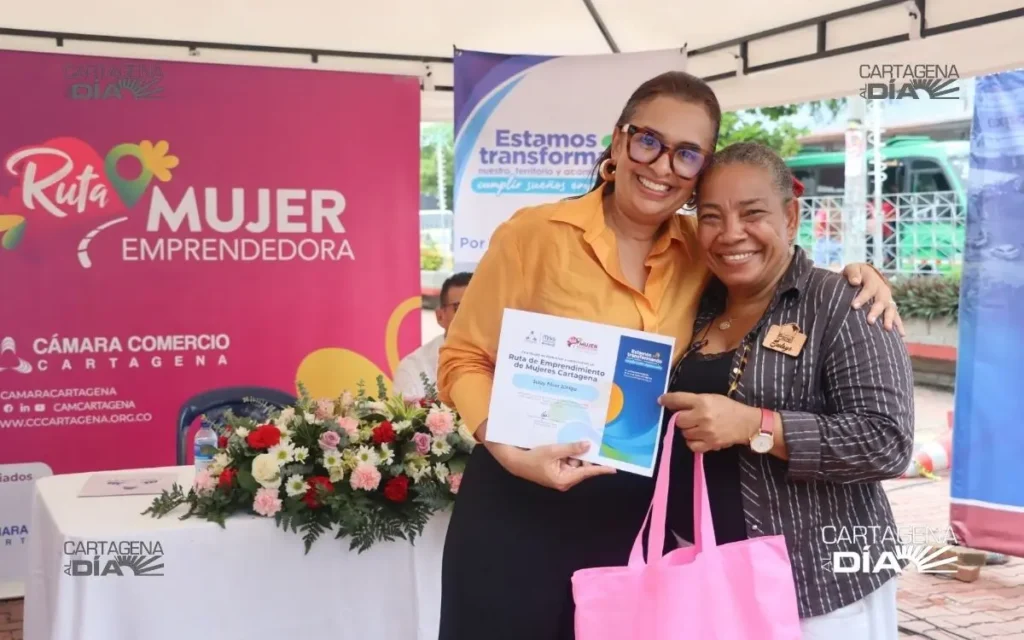 Andrea Piña Gómez, Presidente Ejecutiva de la CCC y Sulay Pérez, del emprendimiento la Casita de Papel.